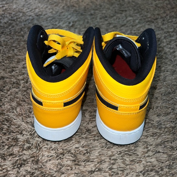 6.5Y/Women’s 8 Jordan 1’s - Picture 3 of 4